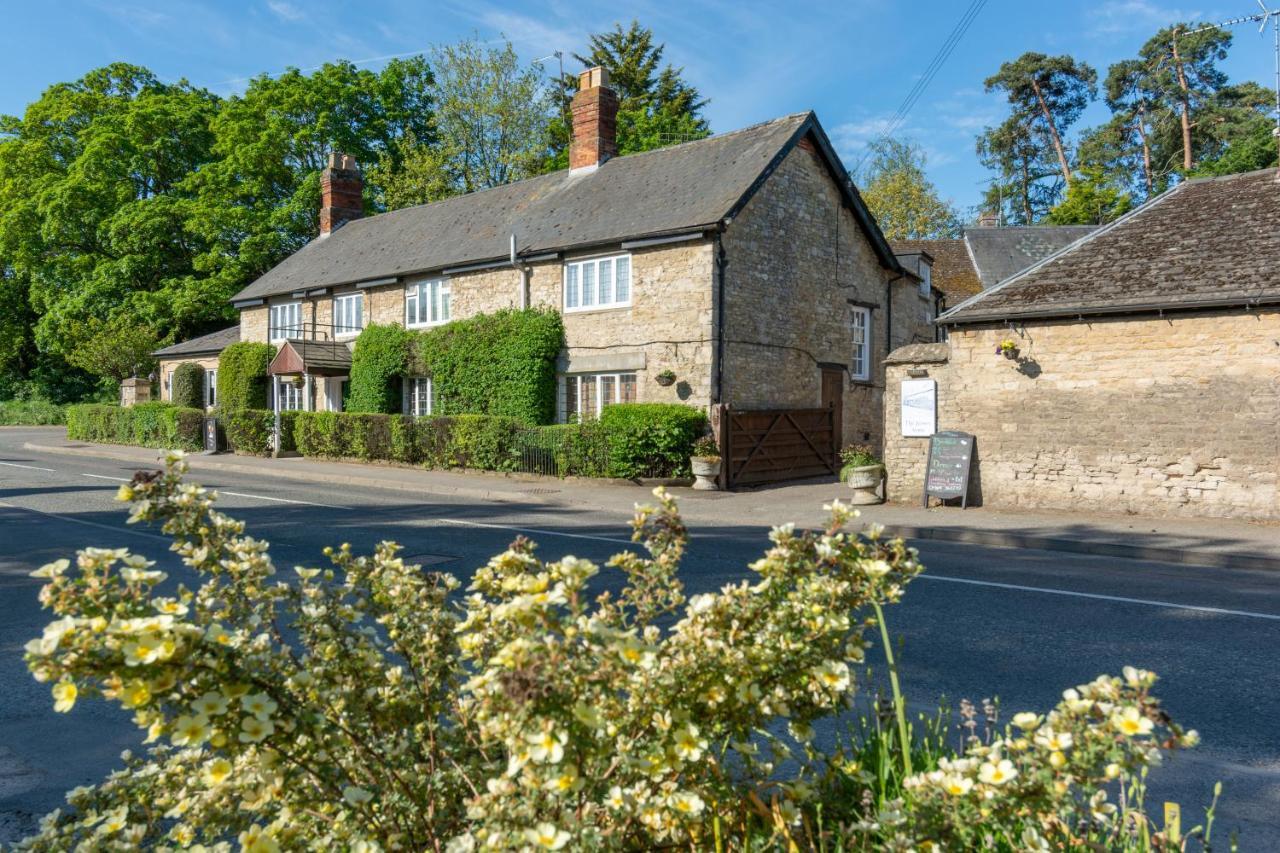 Jersey Arms Hotel Bicester Exteriör bild