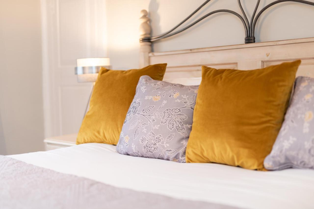 Jersey Arms Hotel Bicester Exteriör bild