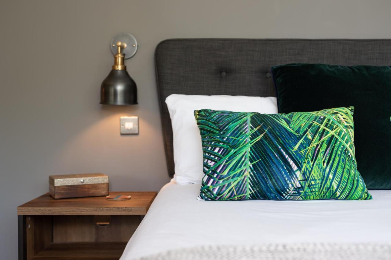 Jersey Arms Hotel Bicester Exteriör bild