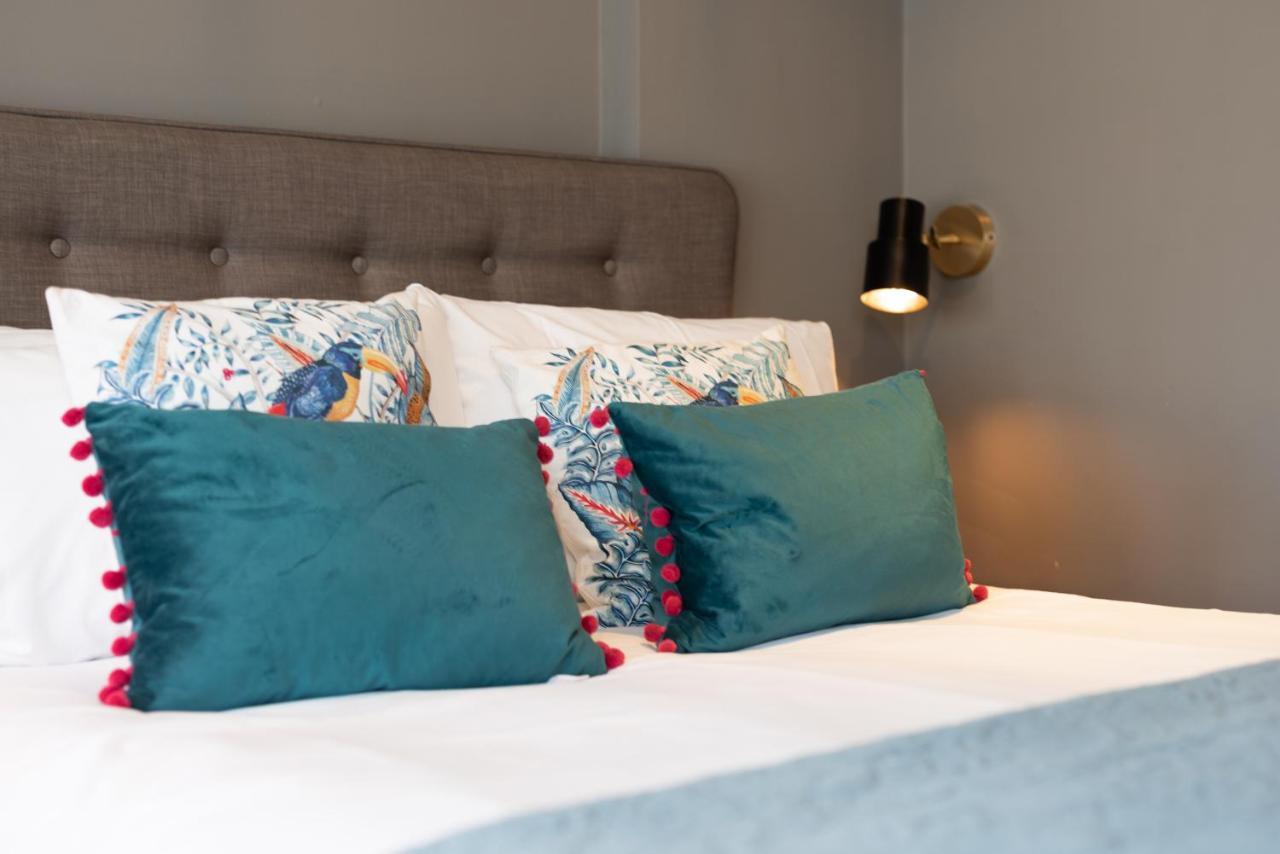 Jersey Arms Hotel Bicester Exteriör bild